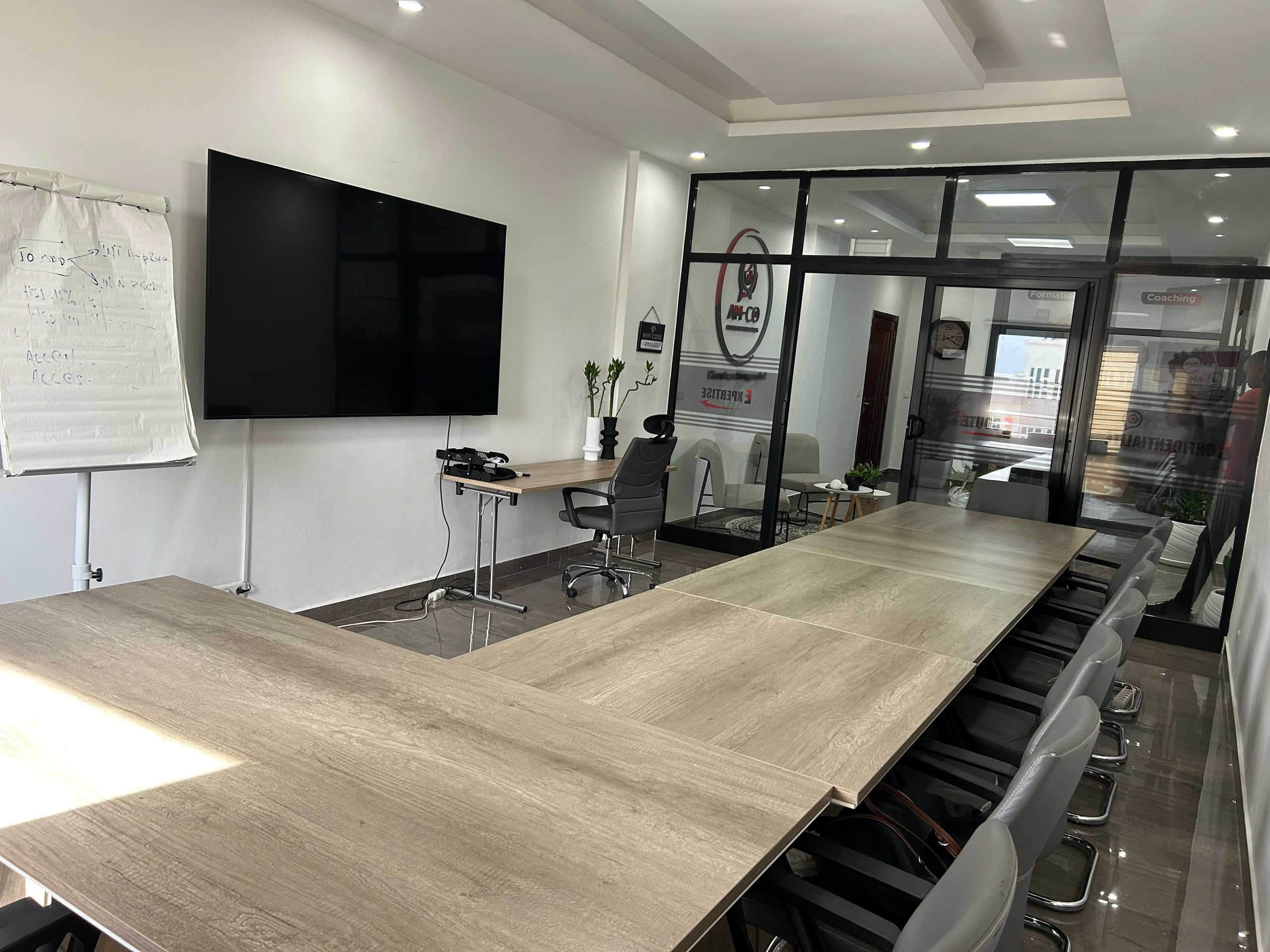 Salle de formation AM-CO équipée d’un grand écran
